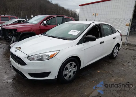 2018 Ford Focus S z USA, uszkodzony, nr VIN 1FADP3E21JL239488